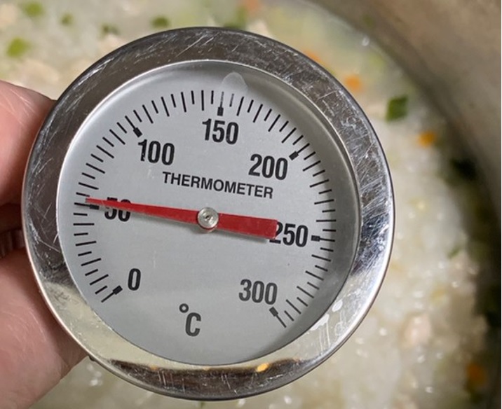 新店某公托從3月起  即啟用食物溫度計監測  並控制在攝氏50度左右